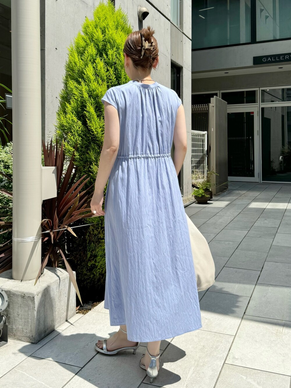 ブルー系のワンピース、ホワイト系のショルダーバッグ、シルバー系のサンダルを着用したレディースの夏コーディネートの8枚目の写真