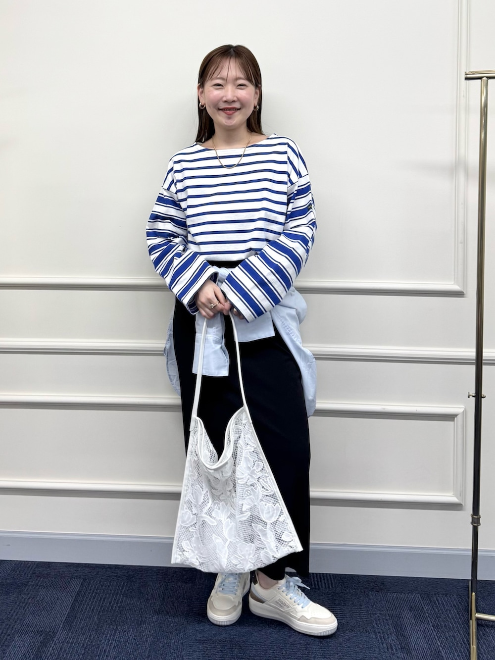 ブラック系のスカート、ブルー系のシャツ/ブラウス、ブルー系のTシャツ/カットソーを着用したレディースの春コーディネートの5枚目の写真