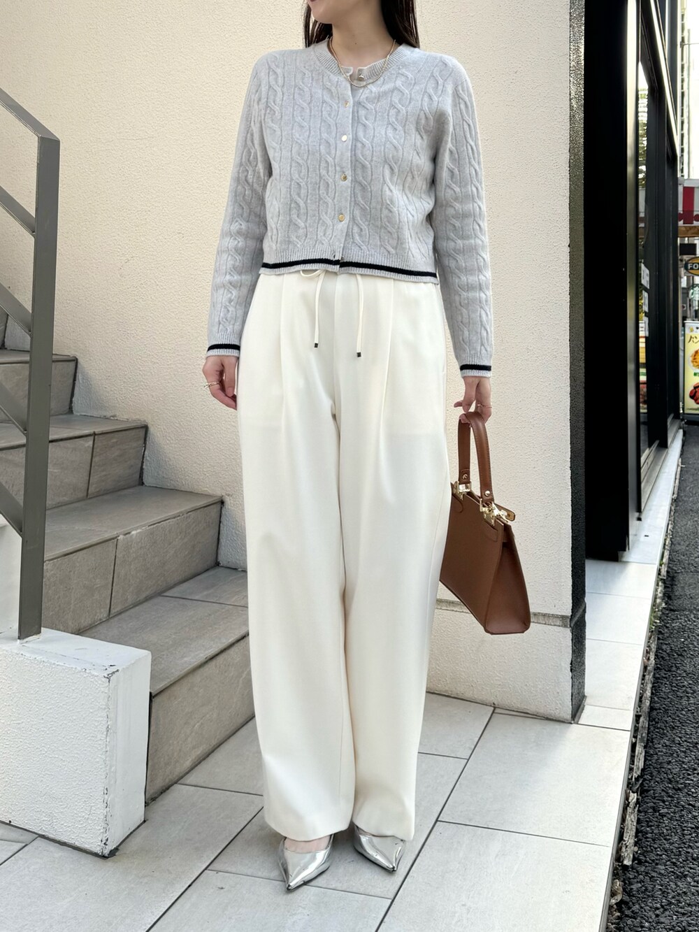 「カーディガン、パンツスタイル、パンツコーデ、大人カジュアル、オトナカジュアル、きれいめカジュアル、ワントーン、ワントーンコーデ、ホワイトコーデ、淡色コーデ、骨格ストレート、冬コーデ、休日スタイル、30代ファッション、30代コーデ」｜「NOLLEY’Sのホールガーメントケーブル柄配色カーディガン（カーディガン/ボレロ、グレー系）」を使った、nol sachieさん（レディース・160cm）の冬コーディネートの2枚目の写真