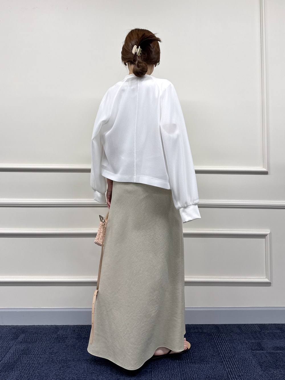 ベージュ系のスカート、ホワイト系のブルゾン、ホワイト系のTシャツ/カットソーを着用したレディースの夏コーディネートの9枚目の写真