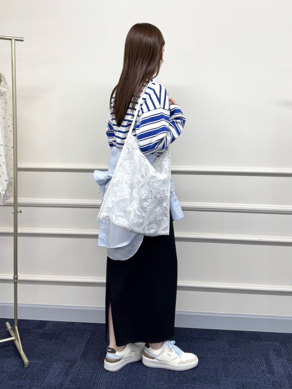 ブラック系のスカート、ブルー系のシャツ/ブラウス、ブルー系のTシャツ/カットソーを着用したレディースの春コーディネートの6枚目の写真