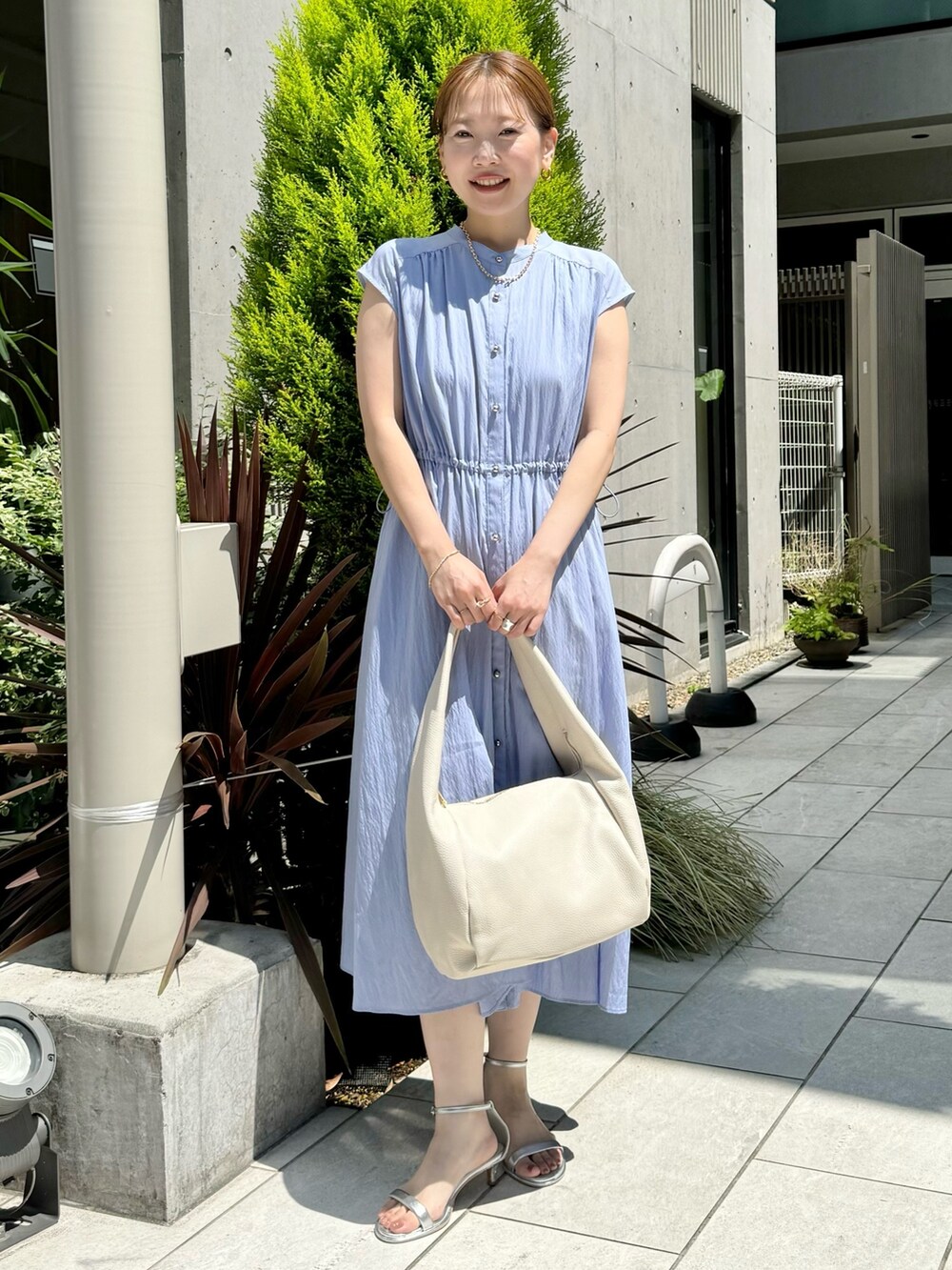 ブルー系のワンピース、ホワイト系のショルダーバッグ、シルバー系のサンダルを着用したレディースの夏コーディネートの4枚目の写真