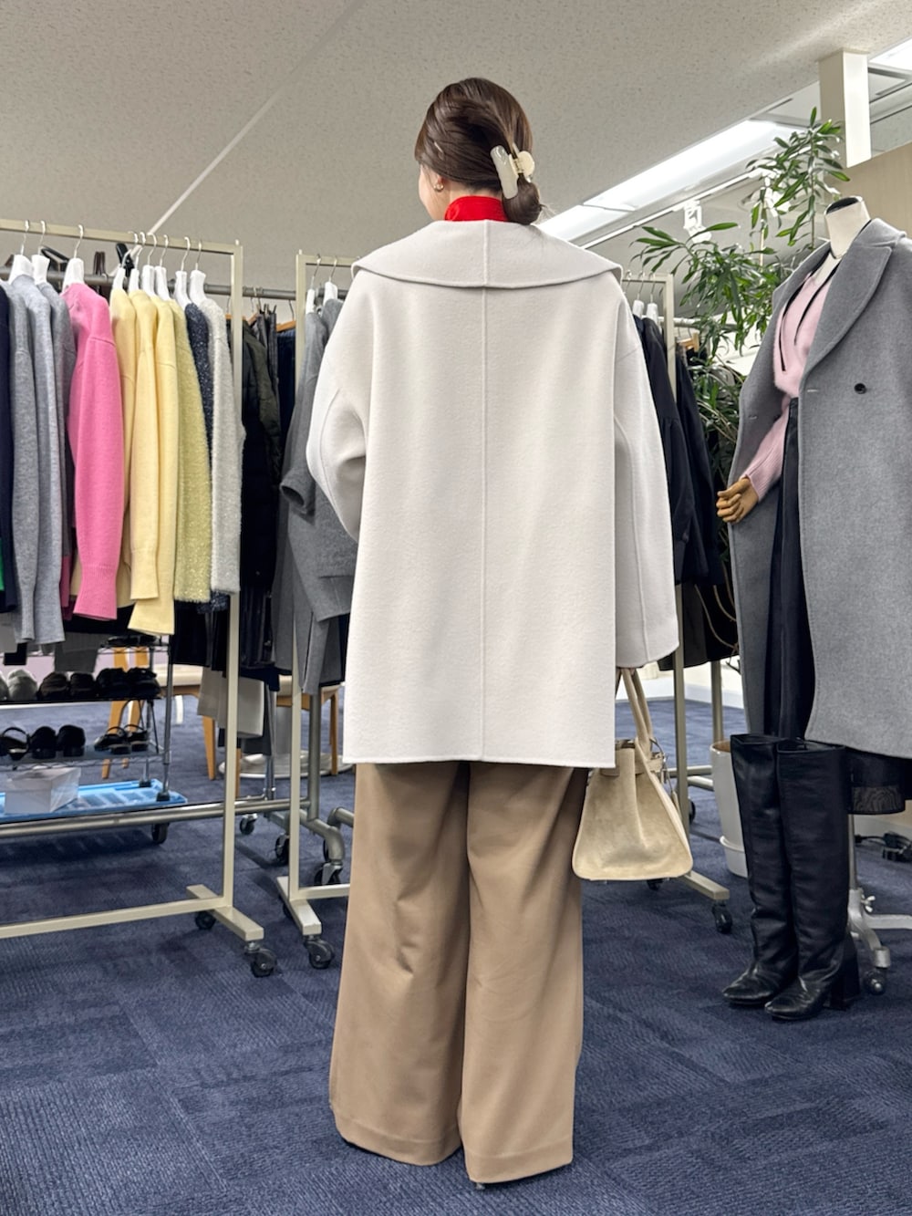 ベージュ系のその他アウター、ホワイト系のシャツ/ブラウス、レッド系のニット/セーターを着用したレディースの秋コーディネートの9枚目の写真