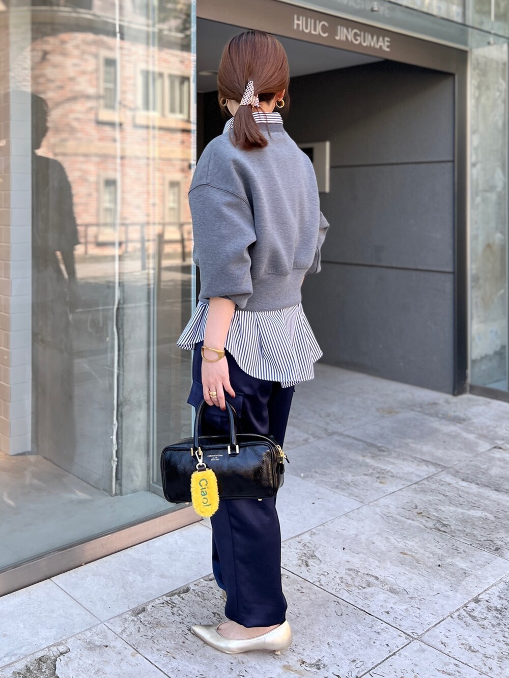 「スウェット、スウェットコーデ、パンツスタイル、パンツコーデ、カーゴパンツ、シャツスタイル、シャツコーデ、骨格ストレート、レイヤードスタイル、オトナカジュアル、大人カジュアル、きれいめカジュアル、秋コーデ、秋服準備はじめました」|「NOLLEY’S Sophiの刺繍ダンボールショートプルオーバーカットソー(Tシャツ/カットソー、グレー系)」を使った、nol sachieさん(レディース・160cm)の秋コーディネートの6枚目の写真