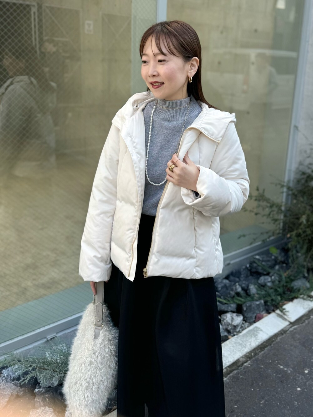 「ニットコーデ、ニット、スカート、ダウンジャケット、ロングブーツ、冬コーデ、お出かけコーデ、骨格ストレート、冬アウター、モノトーン、モノトーンコーデ、シアー、大人女子、オトナ女子、オトナカジュアル」｜「NOLLEY’Sのロイヤルゴールドダウン（ダウンジャケット/コート、ホワイト系）」を使った、nol sachieさん（レディース・160cm）の冬コーディネートの7枚目の写真