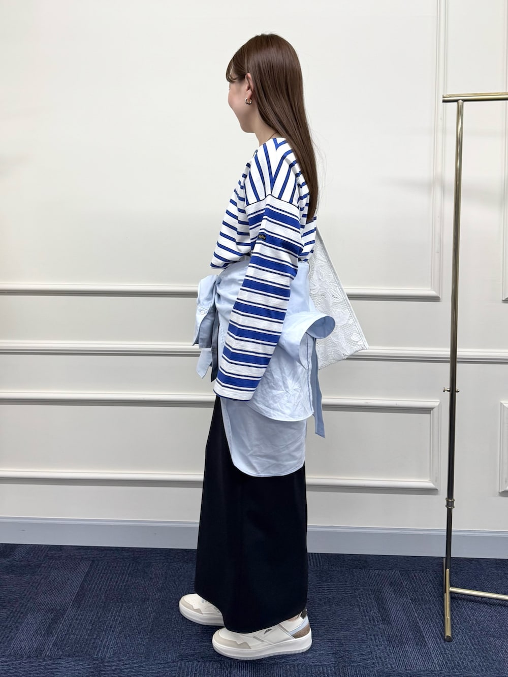 ブラック系のスカート、ブルー系のシャツ/ブラウス、ブルー系のTシャツ/カットソーを着用したレディースの春コーディネートの8枚目の写真