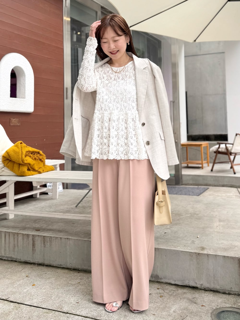 ベージュ系のトートバッグ、ピンク系のその他パンツ、ホワイト系のシャツ/ブラウスを着用したレディースの春コーディネートの6枚目の写真