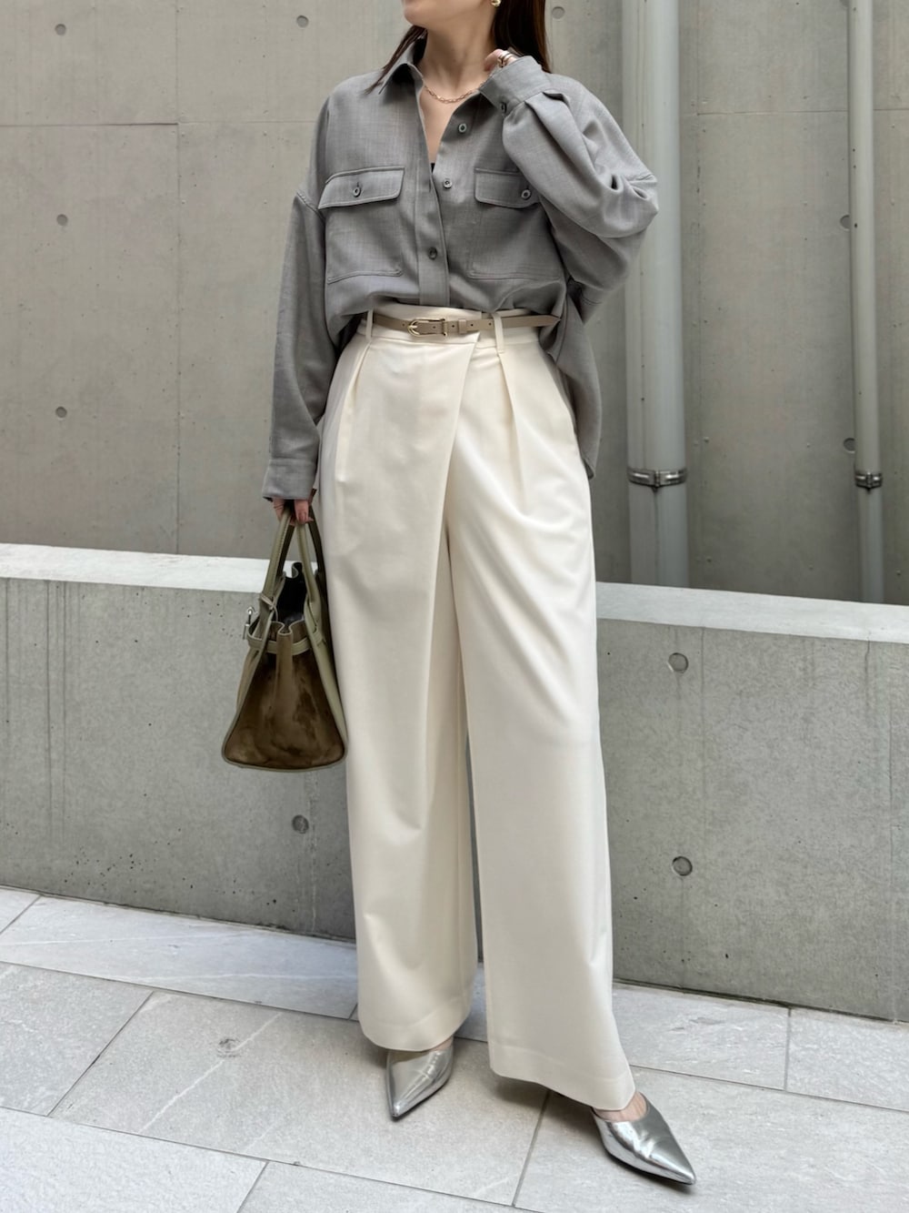 ホワイト系のその他パンツ、グレー系のシャツ/ブラウス、ブラウン系のトートバッグを着用したレディースの秋コーディネートの6枚目の写真