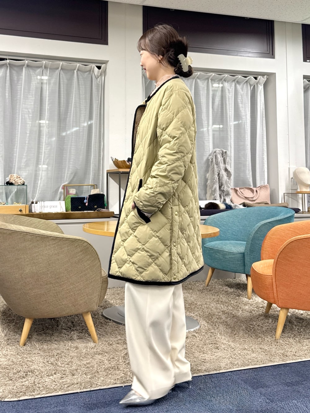 ベージュ系のショルダーバッグ、ベージュ系のダウンジャケット/コートを着用したレディースの秋コーディネートの7枚目の写真