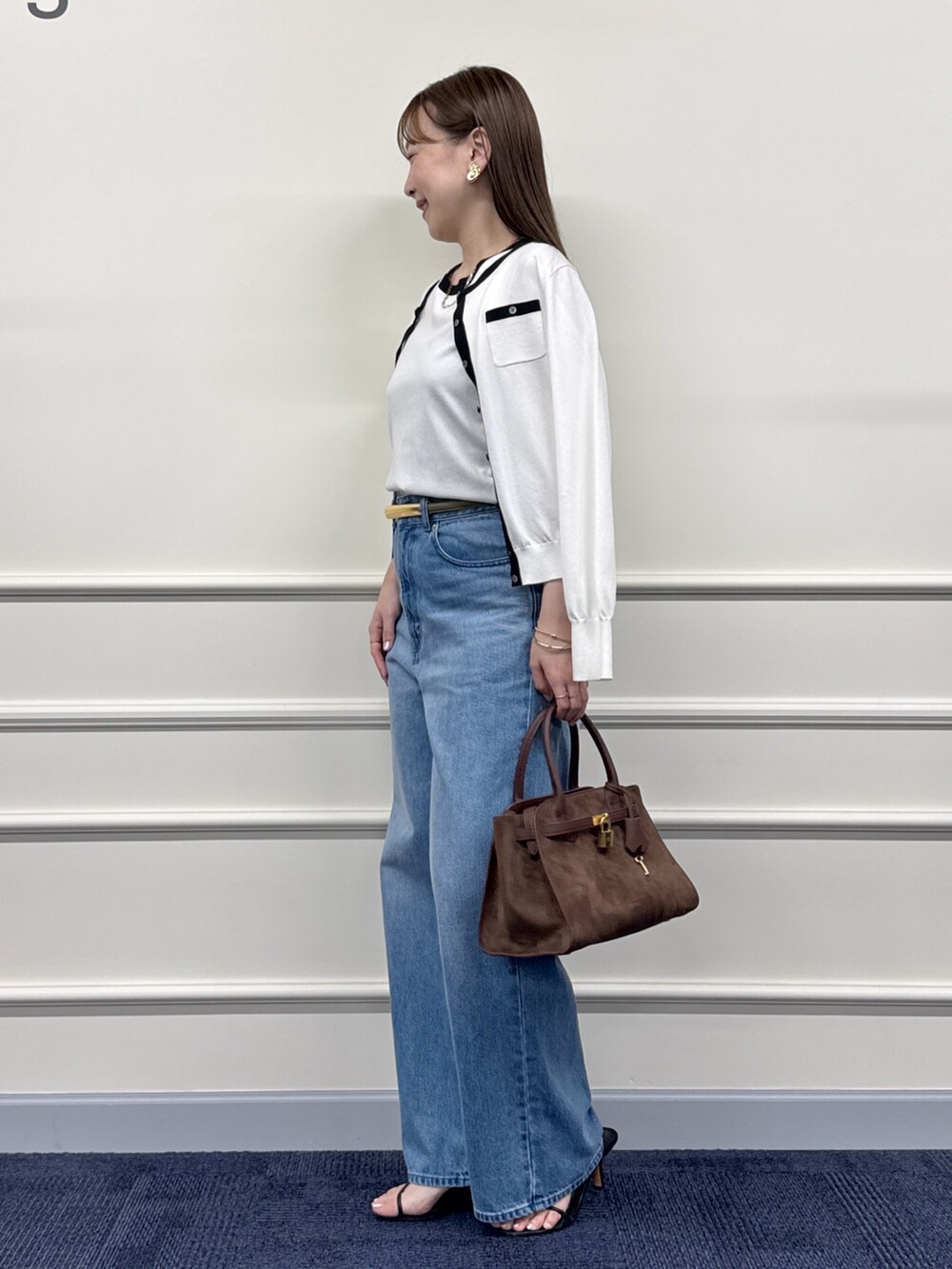 ブルー系のデニムパンツ、ブラウン系のトートバッグ、ホワイト系のカーディガン/ボレロを着用したレディースの夏コーディネートの8枚目の写真