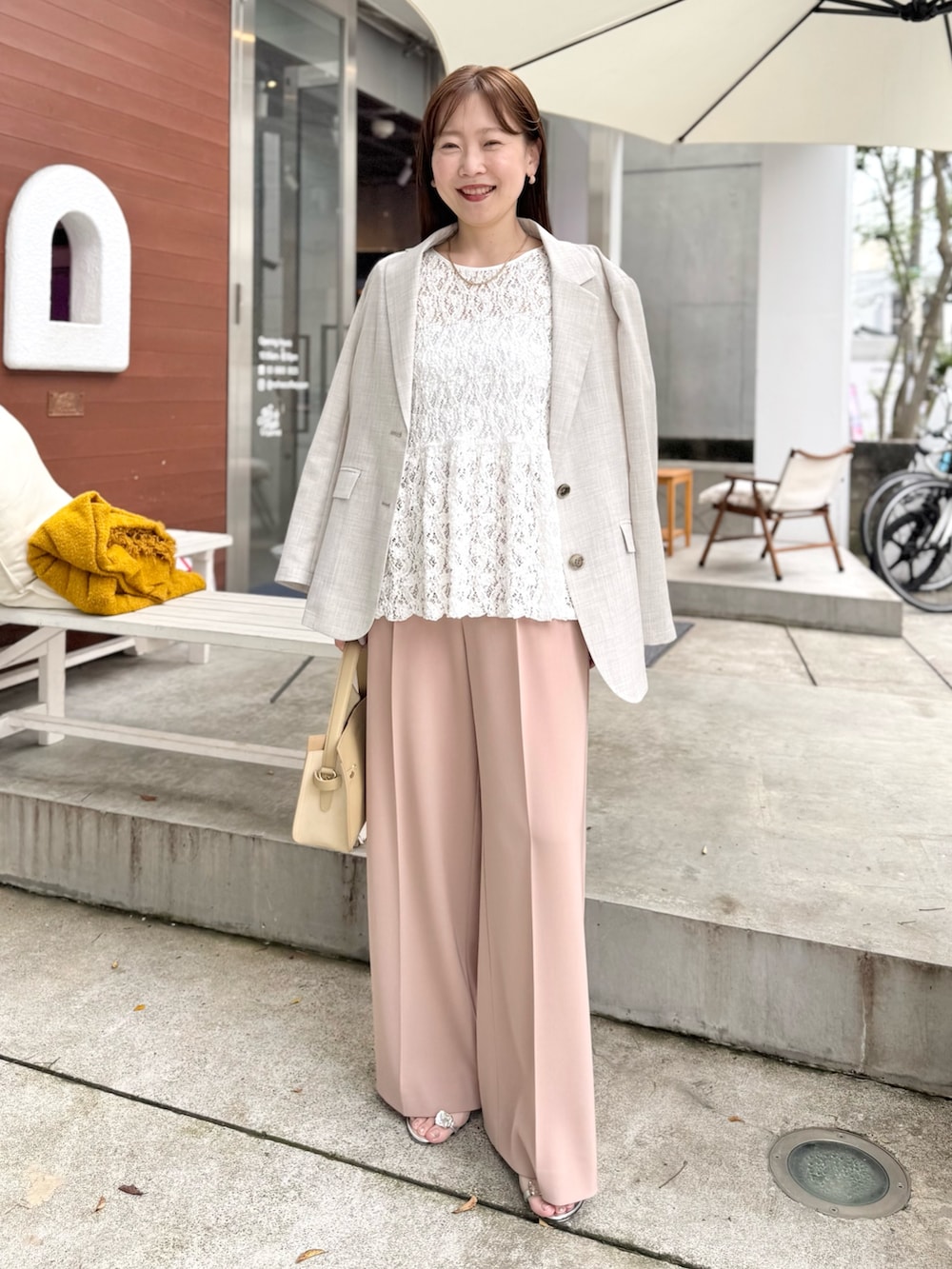 ベージュ系のトートバッグ、ピンク系のその他パンツ、ホワイト系のシャツ/ブラウスを着用したレディースの春コーディネートの2枚目の写真
