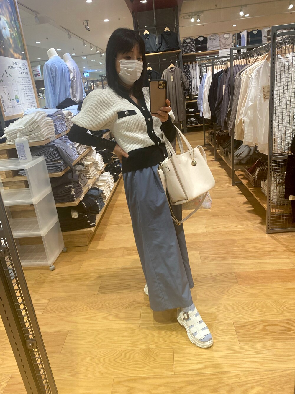 ホワイト系のニット/セーター、ベージュ系のその他パンツ、ホワイト系のサンダルを着用したレディースの秋コーディネートの2枚目の写真