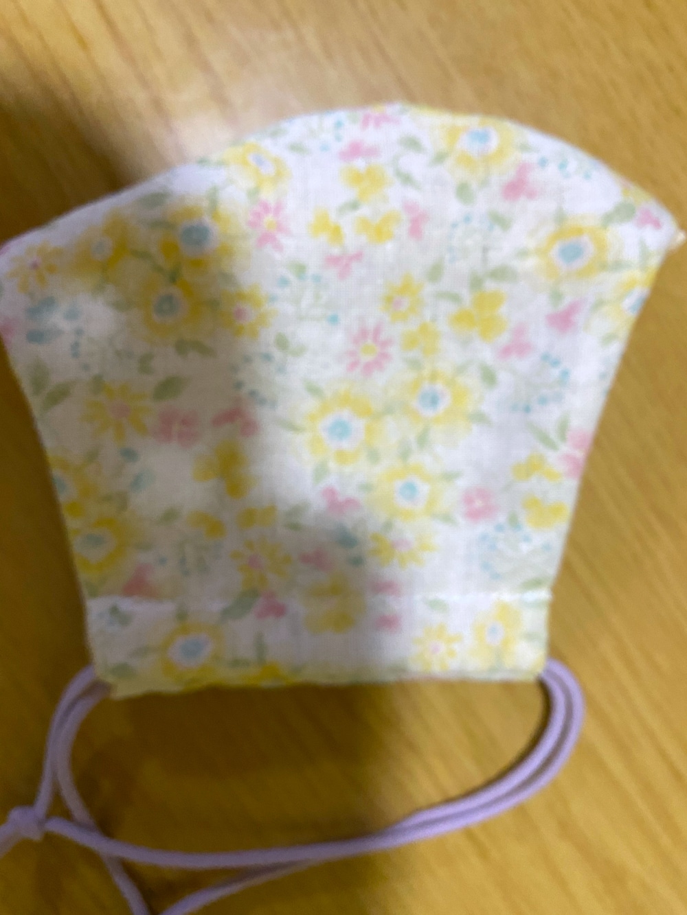 ブラック系のニット/セーター、グリーン系のスカート、ホワイト系のサンダルを着用したレディースの秋コーディネートの3枚目の写真