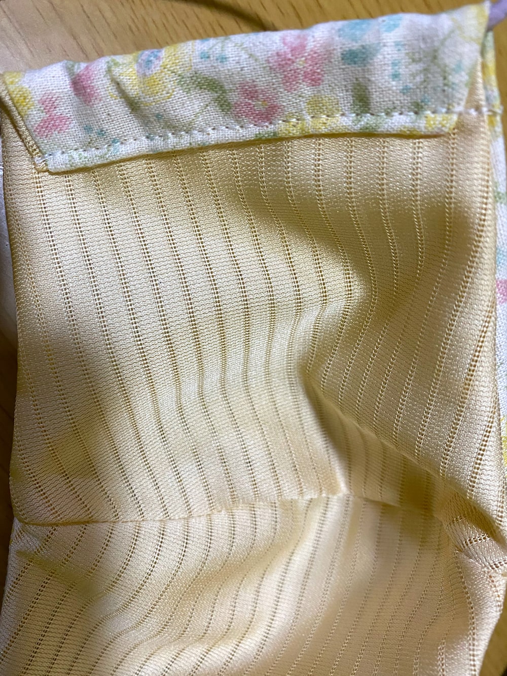 ブラック系のニット/セーター、グリーン系のスカート、ホワイト系のサンダルを着用したレディースの秋コーディネートの4枚目の写真