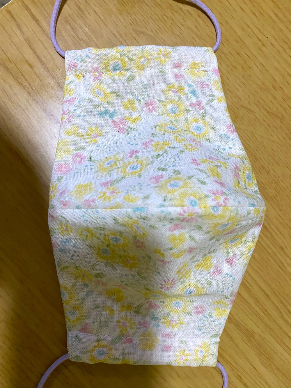 ブラック系のニット/セーター、グリーン系のスカート、ホワイト系のサンダルを着用したレディースの秋コーディネートの5枚目の写真