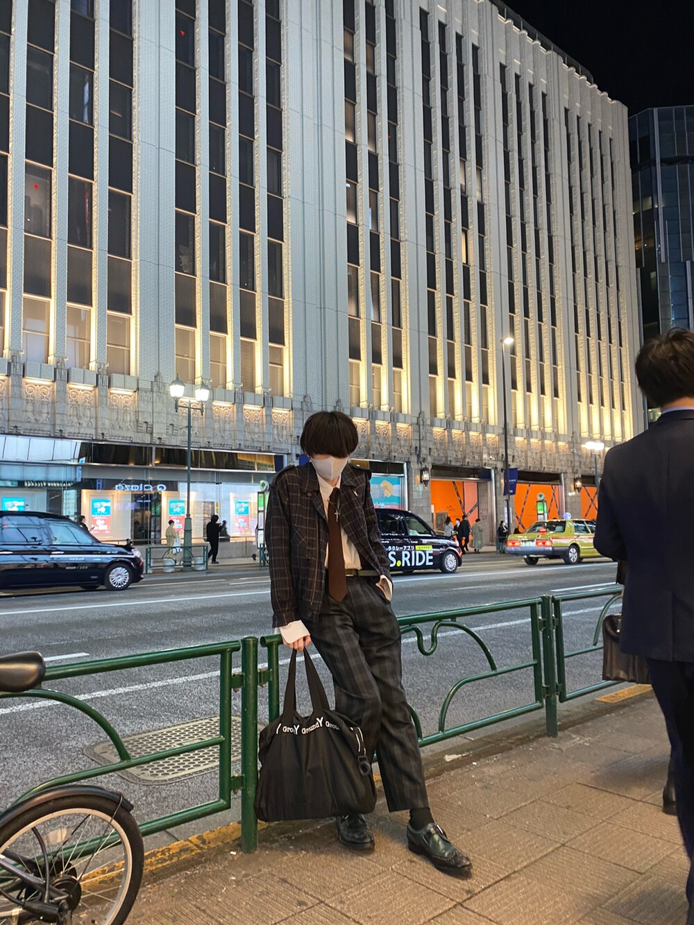 「wearhalloween2021、秋のコーデ、おしゃれさんと繋がりたい、チェック、チェックパンツ、チェックオンチェック、革靴、お洒落さんとつながりたい、モノトーンコーデ、ブルゾン、服飾学生、新宿、マッシュ、ウルフカット、ネクタイ」｜「Yves Saint Laurentのアイテム（ブルゾン、グリーン系）」を使った、𝒦さん（メンズ・183cm）の秋コーディネートの2枚目の写真
