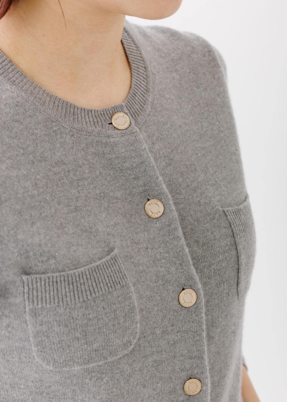 グレー系のニット/セーター、グレー系のその他パンツ、グレー系のハンドバッグを着用したレディースの秋コーディネートの5枚目の写真