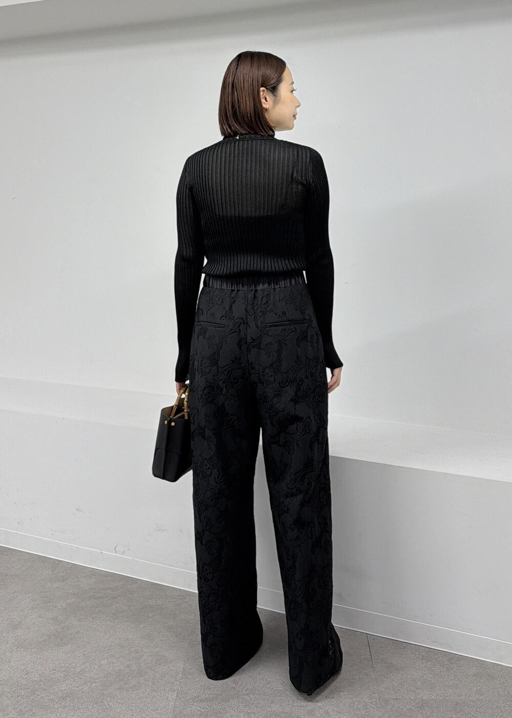 ブラック系のニット/セーター、ブラック系のその他パンツを着用したレディースの秋コーディネートの3枚目の写真