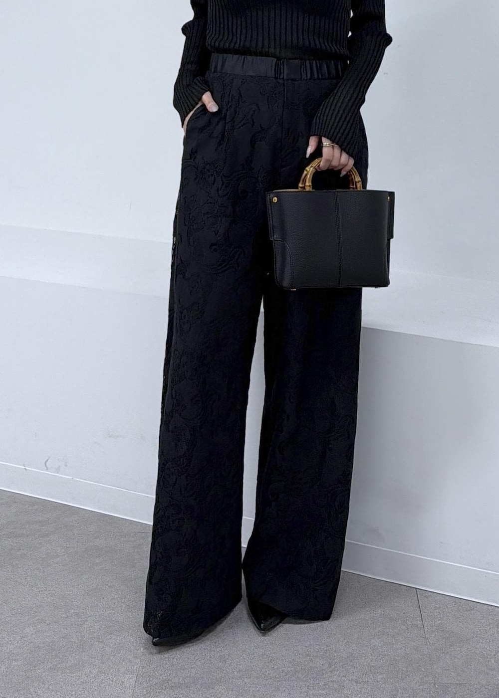 ブラック系のニット/セーター、ブラック系のその他パンツを着用したレディースの秋コーディネートの4枚目の写真