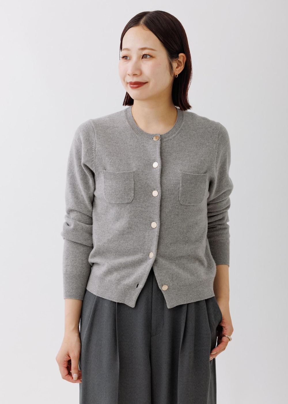 グレー系のニット/セーター、グレー系のその他パンツ、グレー系のハンドバッグを着用したレディースの秋コーディネートの4枚目の写真