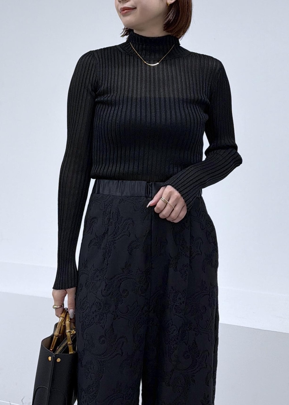 ブラック系のニット/セーター、ブラック系のその他パンツを着用したレディースの秋コーディネートの5枚目の写真