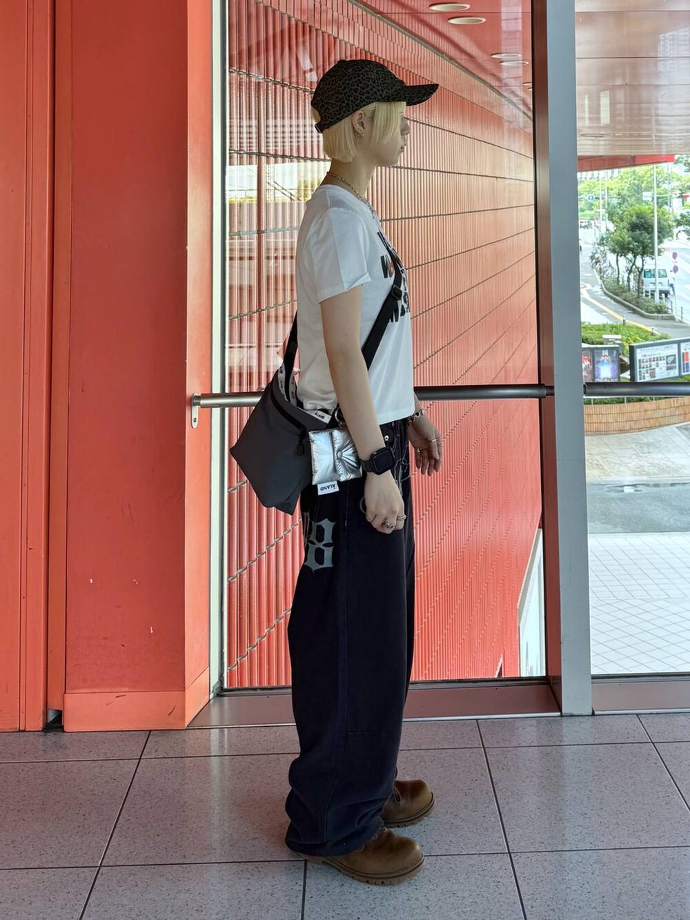 グレー系のショルダーバッグ、ブルー系のデニムパンツ、ホワイト系のTシャツ/カットソーを着用したレディースの夏コーディネートの3枚目の写真