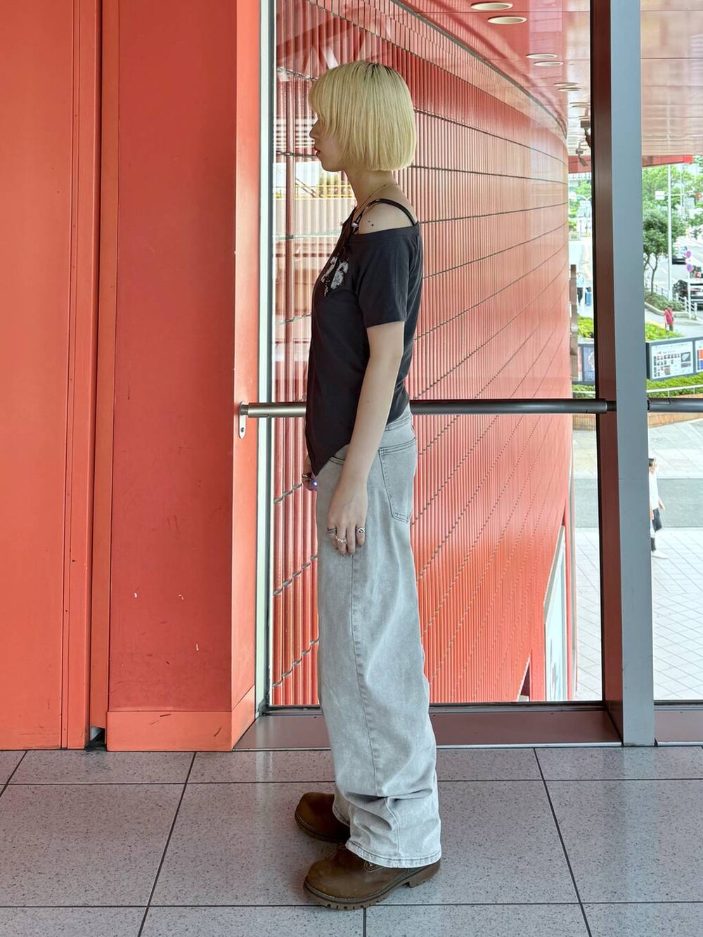 グレー系のデニムパンツ、グレー系のTシャツ/カットソーを着用したレディースの夏コーディネートの2枚目の写真