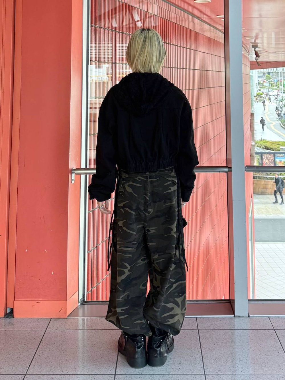 ブラック系のTシャツ/カットソー、ブラック系のブーツ、その他のカーゴパンツを着用したレディースの春コーディネートの3枚目の写真