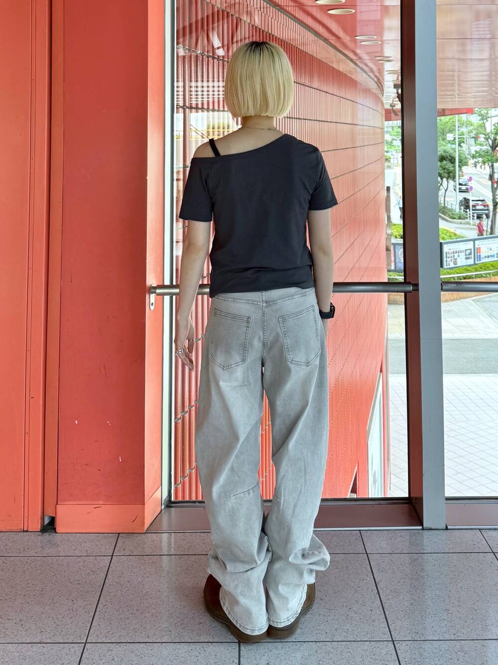 グレー系のデニムパンツ、グレー系のTシャツ/カットソーを着用したレディースの夏コーディネートの4枚目の写真