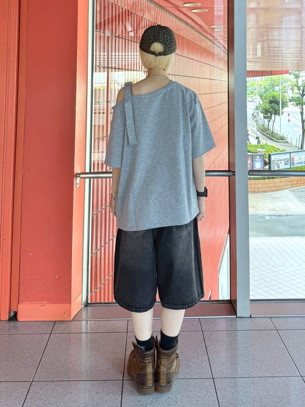 その他のTシャツ/カットソー、ブラック系のデニムパンツ、その他のキャップを着用したレディースの夏コーディネートの3枚目の写真