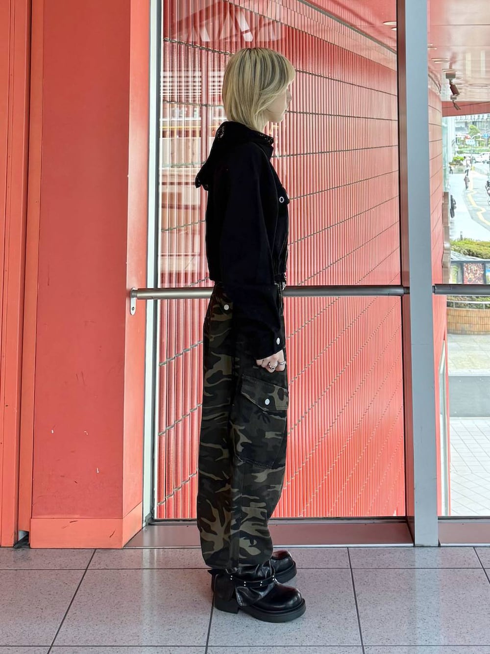 ブラック系のTシャツ/カットソー、ブラック系のブーツ、その他のカーゴパンツを着用したレディースの春コーディネートの2枚目の写真