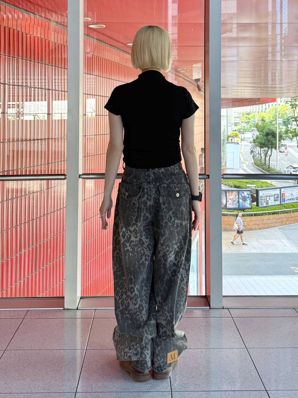 ブラック系のTシャツ/カットソー、その他のデニムパンツを着用したレディースの夏コーディネートの2枚目の写真