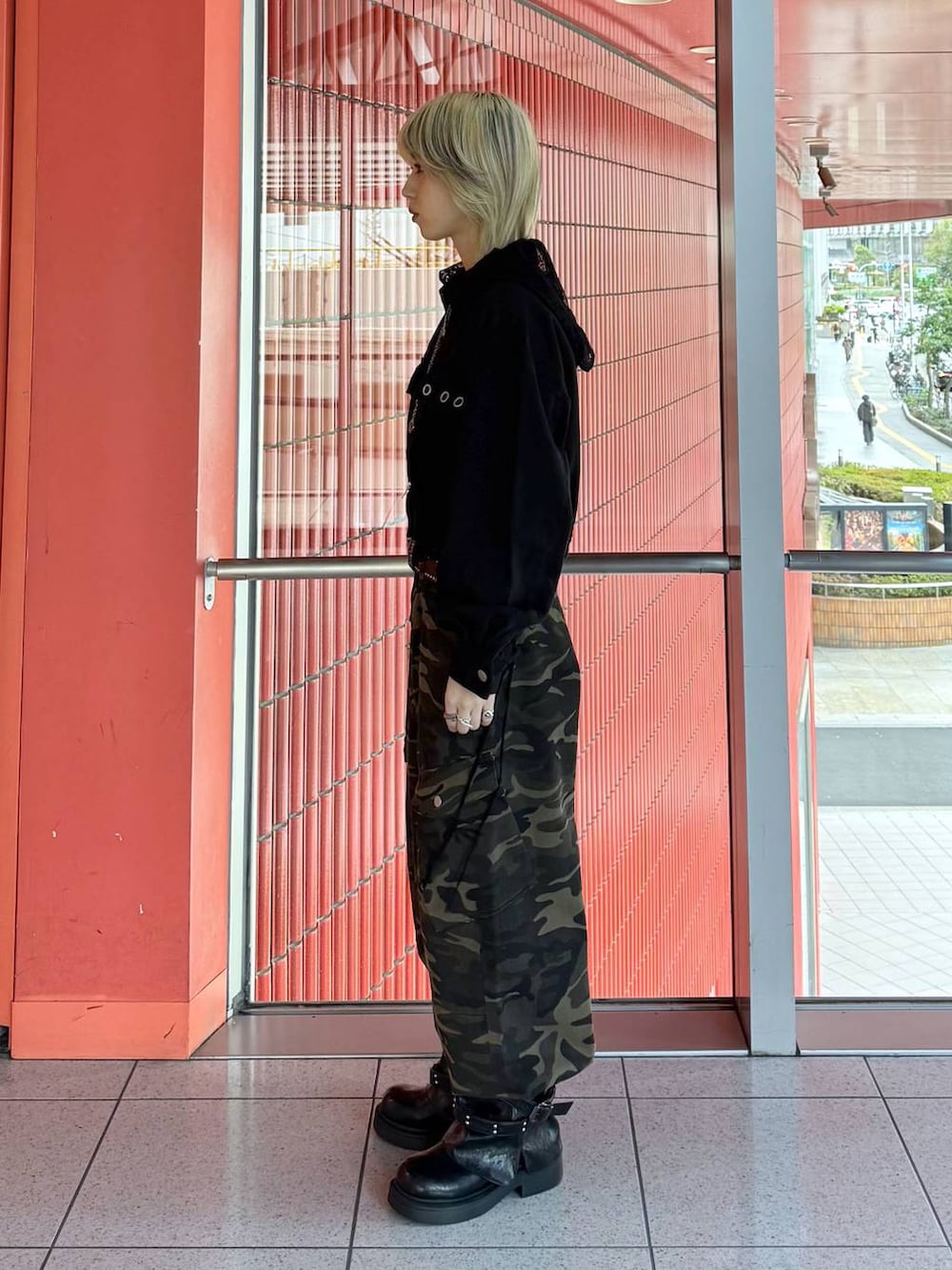 ブラック系のTシャツ/カットソー、ブラック系のブーツ、その他のカーゴパンツを着用したレディースの春コーディネートの4枚目の写真