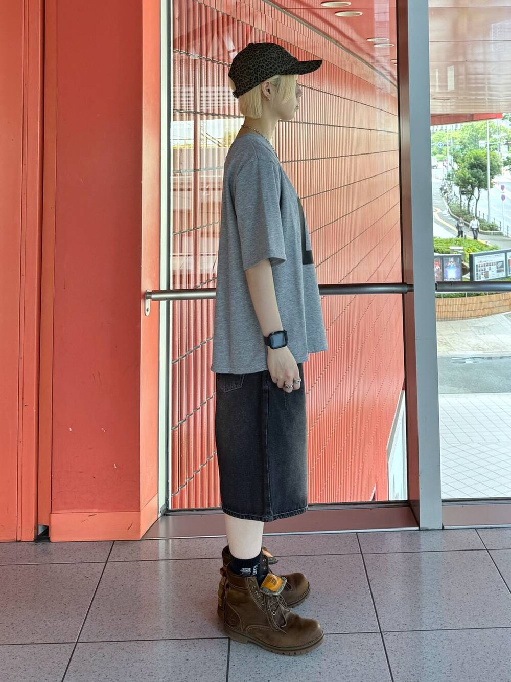 その他のTシャツ/カットソー、ブラック系のデニムパンツ、その他のキャップを着用したレディースの夏コーディネートの2枚目の写真