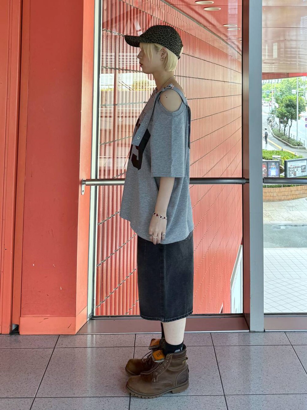 その他のTシャツ/カットソー、ブラック系のデニムパンツ、その他のキャップを着用したレディースの夏コーディネートの4枚目の写真