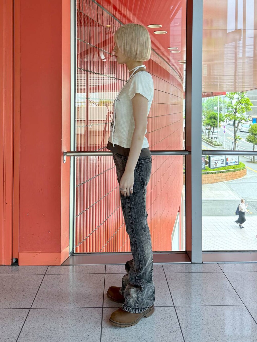 ブラック系のデニムパンツ、ホワイト系のTシャツ/カットソーを着用したレディースの春コーディネートの2枚目の写真