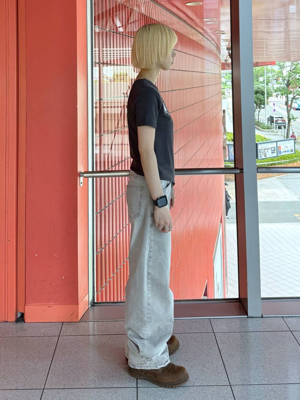 グレー系のデニムパンツ、グレー系のTシャツ/カットソーを着用したレディースの夏コーディネートの3枚目の写真