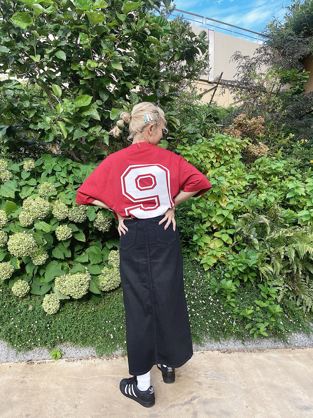 「スポーツミックス、休日スタイル、夏コーデ、夏ファッション、ootd、デニムコーデ、低身長女子、いいね、save、フォローお願いします🤑、セールコーデ、150cm台コーデ、ゲームシャツ、イエベ秋、骨格ウェーブ、adidas、アディダス」｜「CELENA BEATSのビッグシルエットゲームシャツ/ゲームTシャツ ブロケットコア/ブロークコア TOTC MADE（Tシャツ/カットソー、レッド系）」を使った、kimieさん（骨格ストレート・レディース・152cm）の夏コーディネートの2枚目の写真