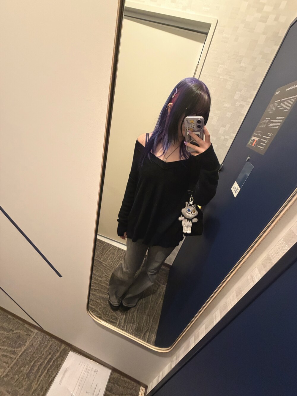 ブラック系のカーディガン/ボレロ、グレー系のデニムパンツ、シルバー系のおもちゃを着用したレディースの春コーディネートの2枚目の写真