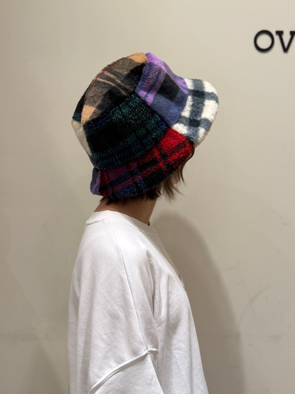 ブルー系のハットを着用したレディースの秋コーディネートの2枚目の写真