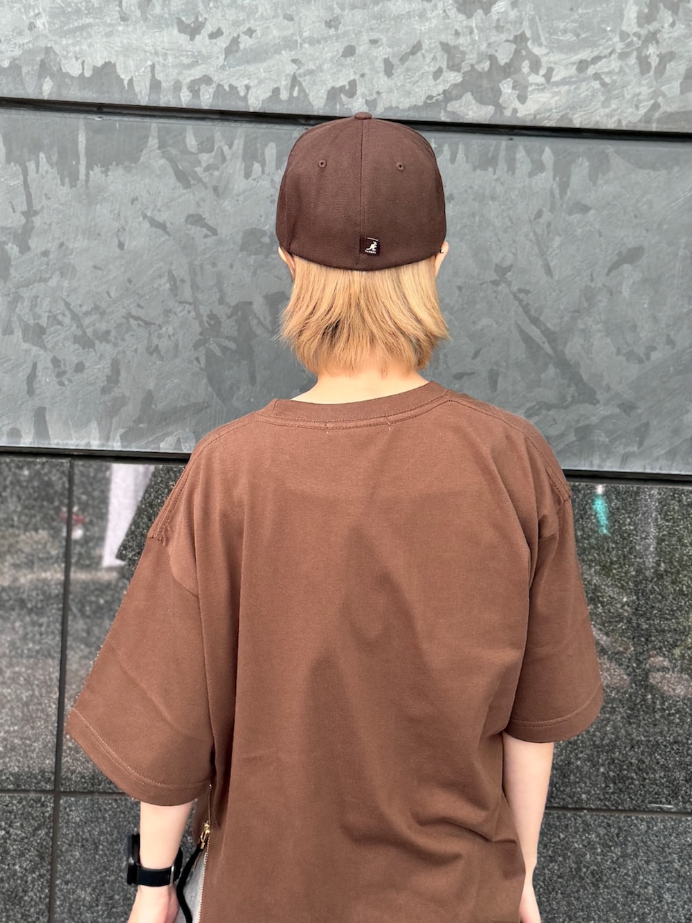 「デニム、スニーカー、夏コーデ、ストリート、ストリートコーデ、キャップ、キャップコーデ」｜「KANGOLのKANGOL WOOL FLEXFIT BASEBALL / カンゴール（キャップ、ブラウン系）」を使った、nanamior0118さん（レディース・162cm）の夏コーディネートの2枚目の写真