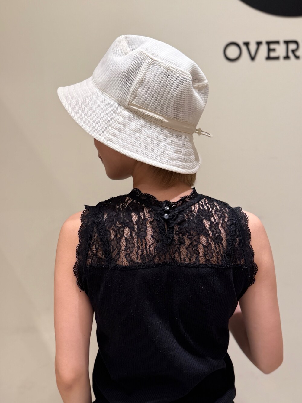 ベージュ系のその他パンツ、ホワイト系のハットを着用したレディースの夏コーディネートの2枚目の写真