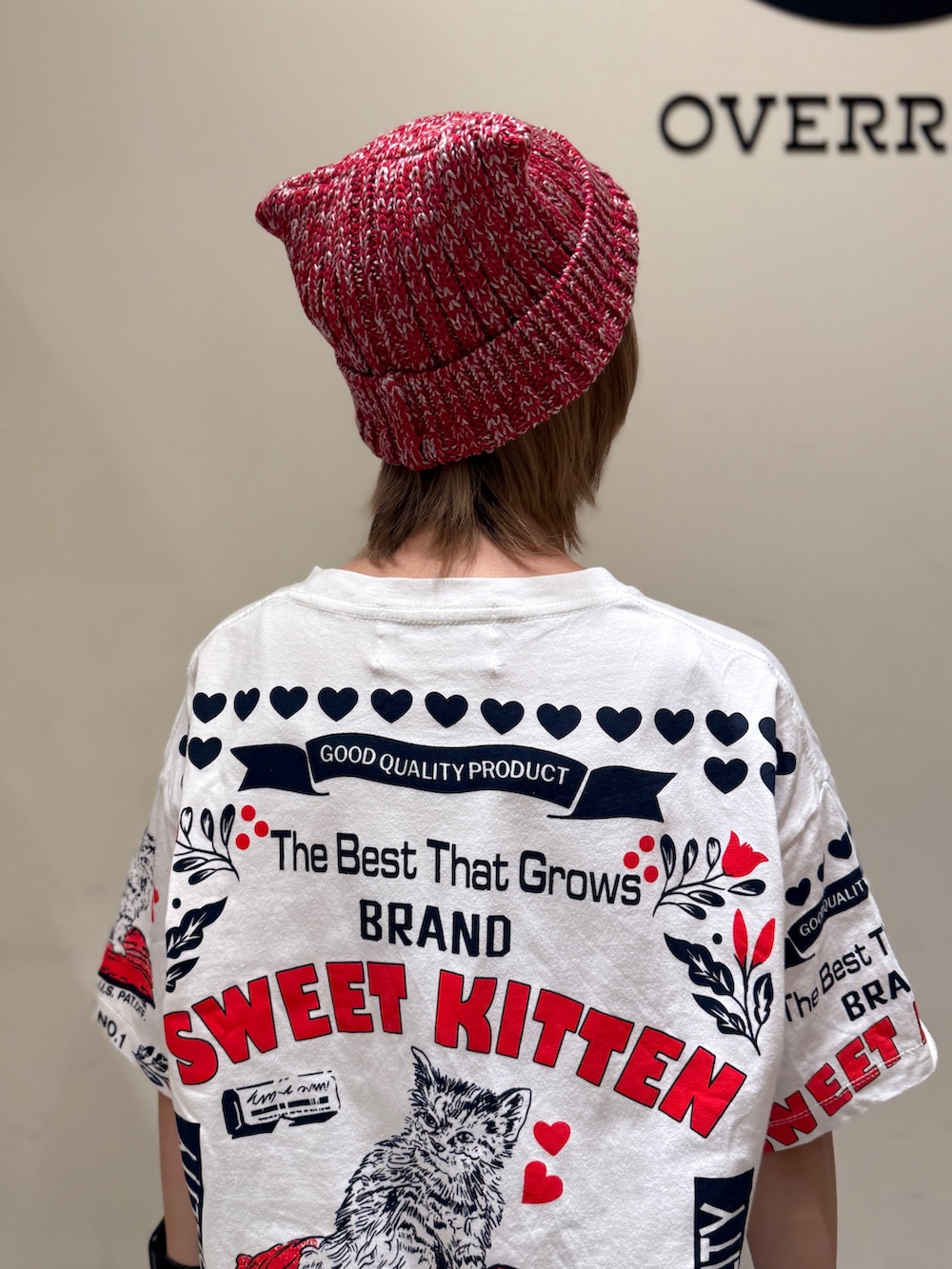 レッド系のニットキャップ/ビーニーを着用したレディースの夏コーディネートの3枚目の写真