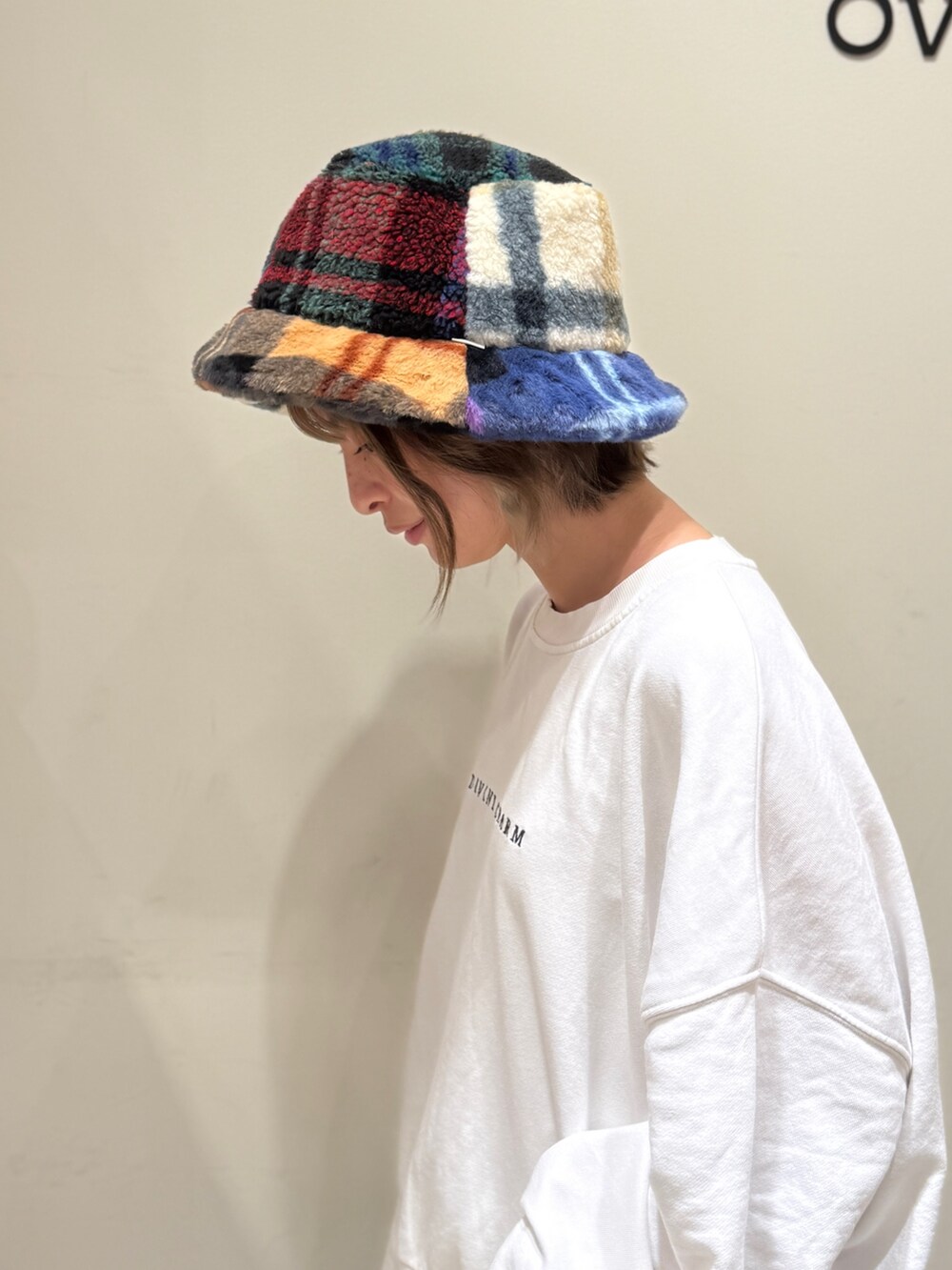 ブルー系のハットを着用したレディースの秋コーディネートの3枚目の写真