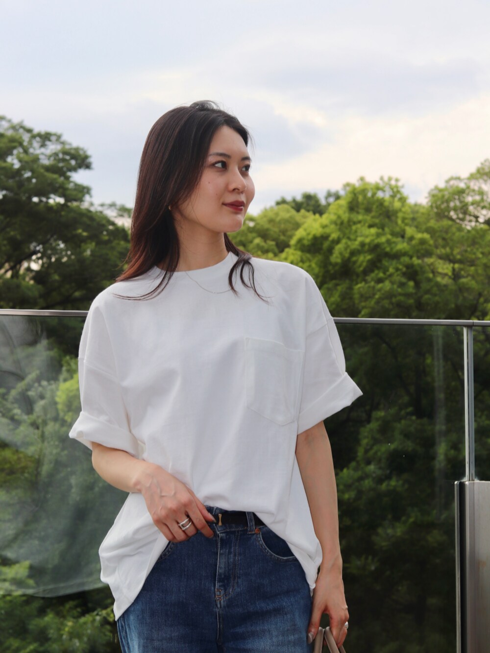 ホワイト系のTシャツ/カットソーを着用したメンズの夏コーディネートの4枚目の写真