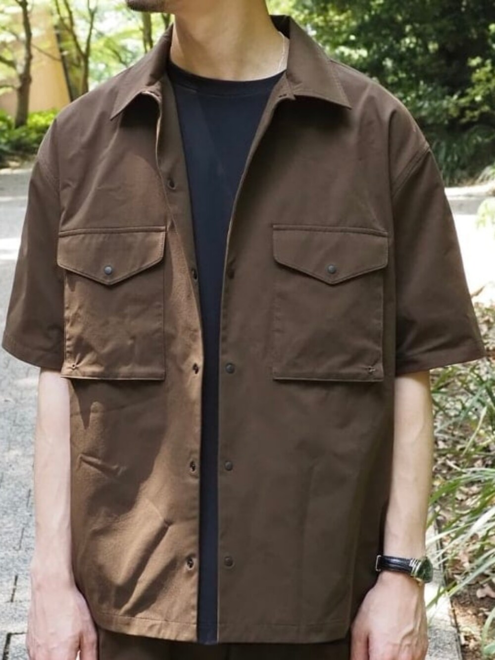 ブラウン系のシャツ/ブラウス、ブラック系のTシャツ/カットソー、ブラウン系のその他パンツを着用したメンズの夏コーディネートの3枚目の写真