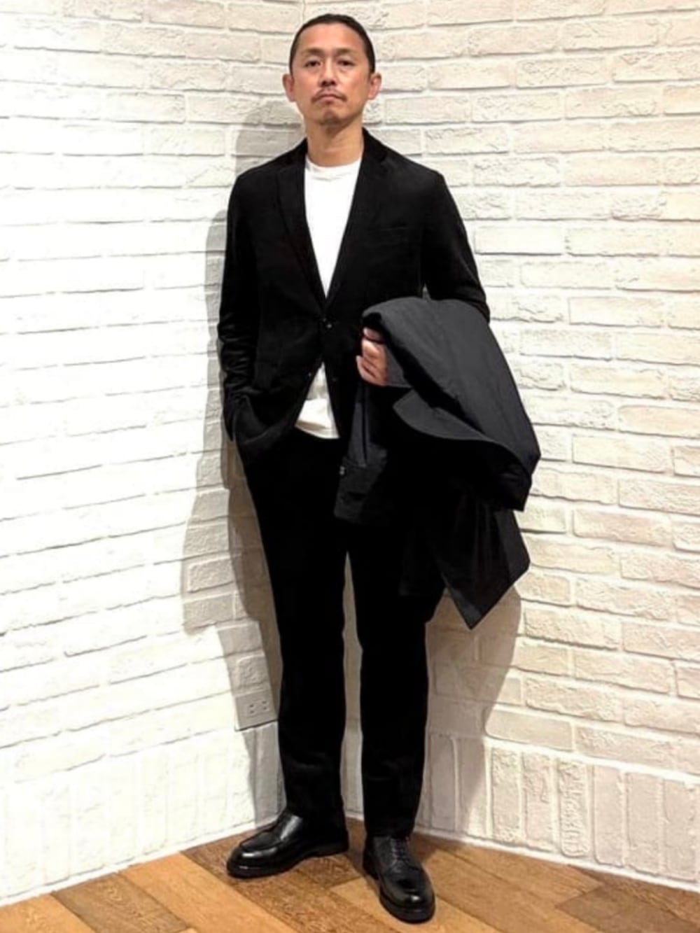 ブラック系のテーラードジャケット、ブラック系のその他パンツ、ブラック系のドレスシューズを着用したメンズの秋コーディネートの2枚目の写真