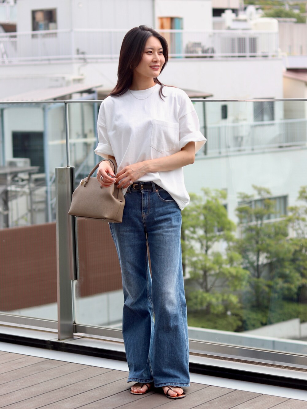 ホワイト系のTシャツ/カットソーを着用したメンズの夏コーディネートの2枚目の写真