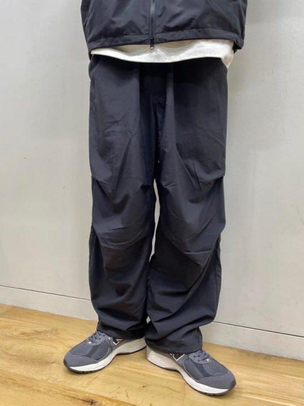 ブラック系のナイロンジャケット、ブラック系のその他パンツを着用したメンズの冬コーディネートの3枚目の写真