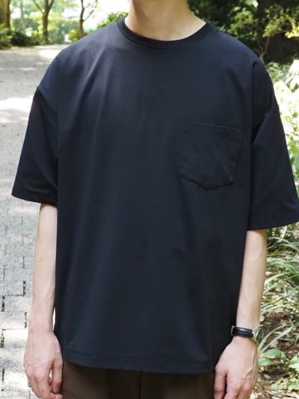 ブラウン系のシャツ/ブラウス、ブラック系のTシャツ/カットソー、ブラウン系のその他パンツを着用したメンズの夏コーディネートの2枚目の写真